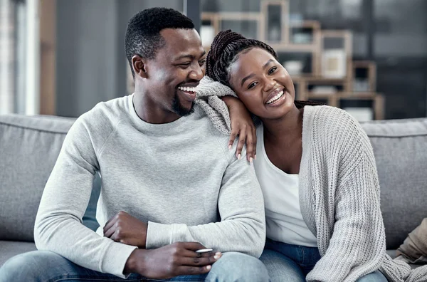 Happy Love Carefree Couple Relaxing Smiling Laughing Together Home Portrait — Zdjęcie stockowe