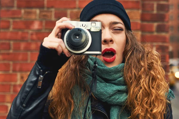 Snapping Things Young Woman Out City Her Camera — ストック写真