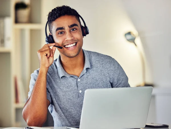 Friendly Call Center Online Tech Support Worker Who Helps Clients — Stockfoto