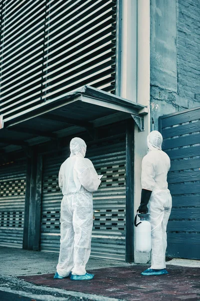 Ιατρική Ομάδα Και Εργαζόμενοι Υγιεινής Covid Φορώντας Στολές Hazmat Για — Φωτογραφία Αρχείου