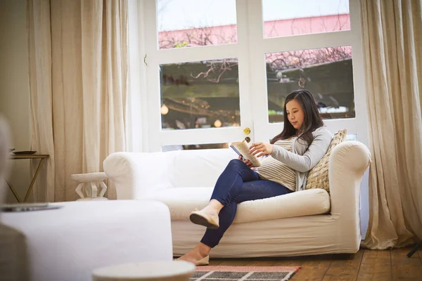 Reading Calms Her Complete Relaxation Pregnant Woman Reading Book Home — Fotografia de Stock