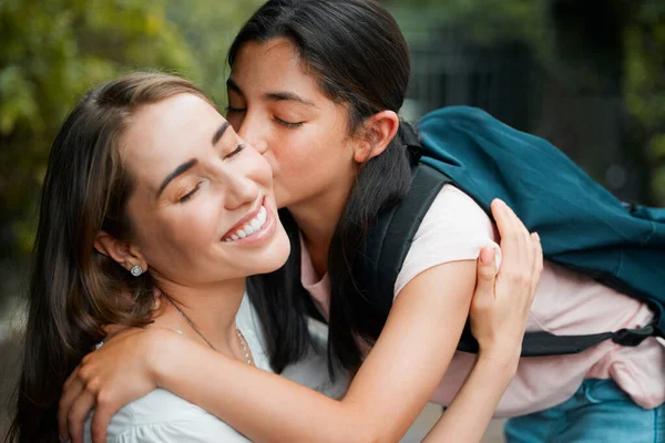 Happy Smiling Young Daughter Kissing Her Mother Hugging Greeting School — ストック写真