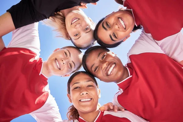 Γυναικεία Ομάδα Ποδοσφαίρου Huddle Συγκόλληση Χαμογελώντας Παρακινείται Κύκλο Κεφάλια Στη — Φωτογραφία Αρχείου