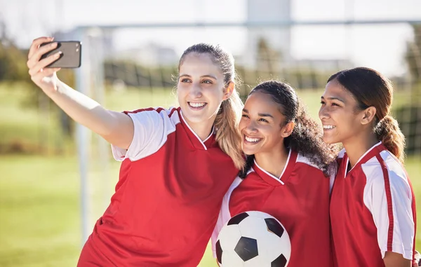 Selfie Ποδοσφαιρική Και Αθλητική Ομάδα Χαμογελώντας Και Νιώθοντας Χαρούμενη Ενώ — Φωτογραφία Αρχείου