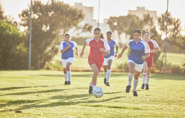 Γυναικείο Ποδόσφαιρο Άθληση Και Ομαδικό Παιχνίδι Γήπεδο Ενώ Περνά Αγγίζει — Φωτογραφία Αρχείου