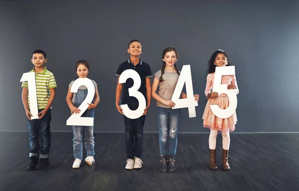 Learning Easy Studio Portrait Diverse Group Kids Holding Numbers Gray —  Fotos de Stock
