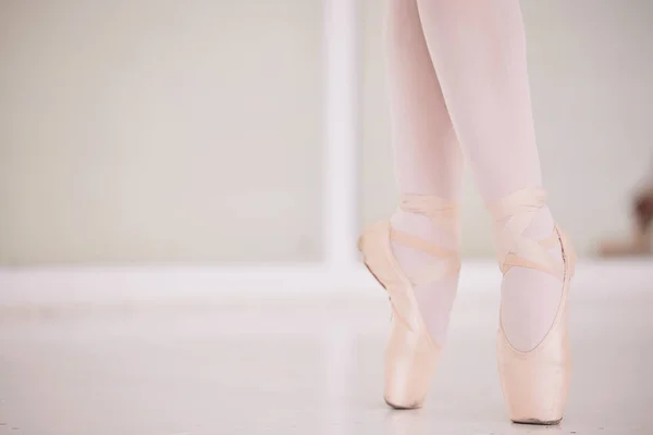 Ballet Feet Legs Tiptoe Elegant Dancer Dancing Dance Studio Practicing — 图库照片