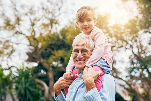 Love How Tall Grandpa Grandfather Bonding His Granddaughter — Stock fotografie
