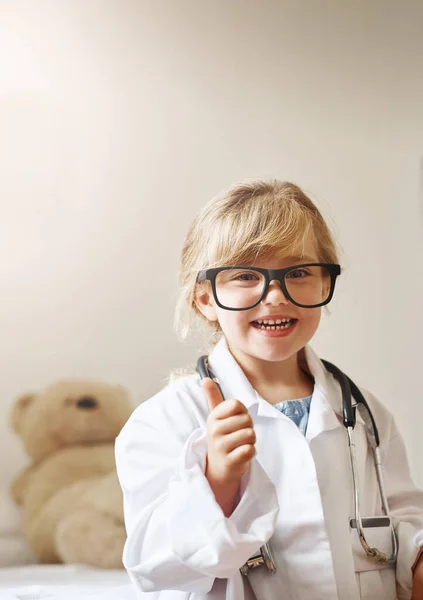 Ваша Медицинская Помощь Покрывает Ваше Потомство Портрет Очаровательной Маленькой Девочки — стоковое фото