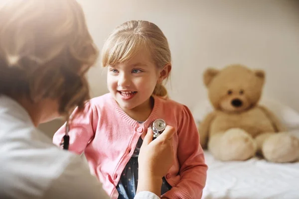 Shes Being Brave Little Girl Doctor Examining Little Girl Stethoscope — Stockfoto