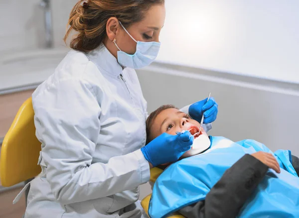 You Brave Boy Young Little Boy Lying Dentist Chair While — Stock Photo, Image