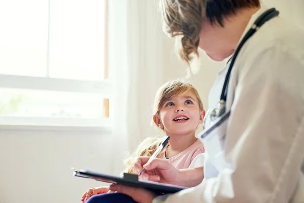 Feeling Fully Ease Doc Doctor Having Consultation Little Girl Her — Zdjęcie stockowe