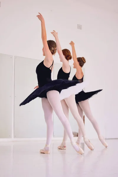 Ballet Dancers Dancing Practicing Dance Studio Together Preparing Performance Group — Foto de Stock
