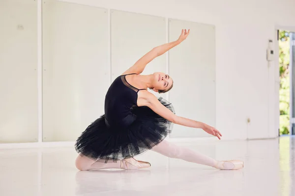 Student Ballerina Dancer Dancing Girl Practicing Dance Routine Getting Ready — Stock Photo, Image