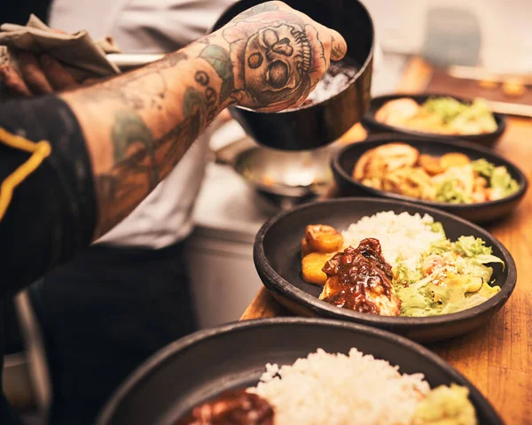 Finishing Touches Closeup Unrecognisable Chefs Tattooed Hands Serving Food Plates —  Fotos de Stock