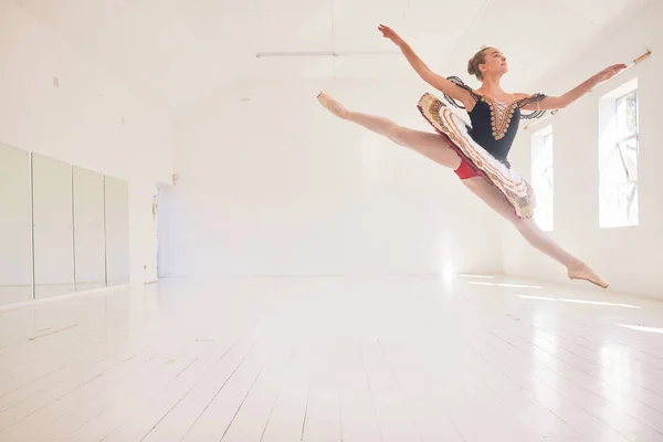 Jumping Leaping Female Ballerina Ballet Dancer Performer Traditional Tutu Dress — Stockfoto