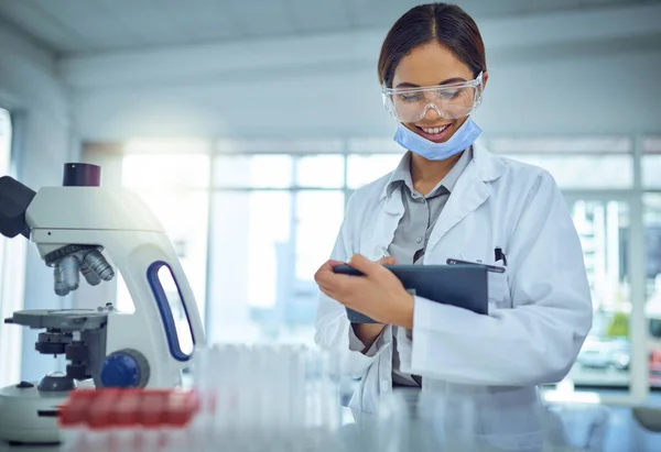 Recording All Facts Findings Female Scientist Using Digital Tablet Lab — Foto Stock