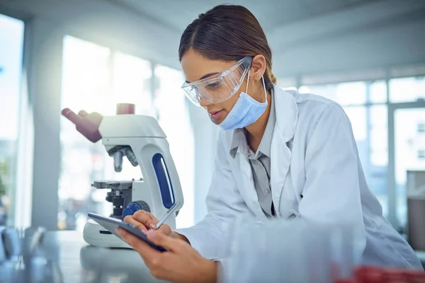 Technology Helps Facilitate Scientific Breakthroughs Female Scientist Using Digital Tablet — Zdjęcie stockowe