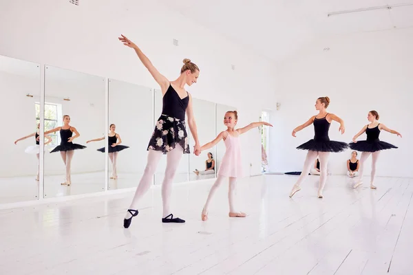 Ballet Instructor Teacher Teaching Young Dancer Class Dance Studio Preparing — Zdjęcie stockowe