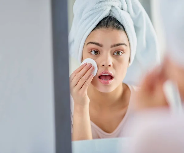 Taking Care Her Skin Beautiful Young Woman Exfoliating Her Skin — Stok fotoğraf