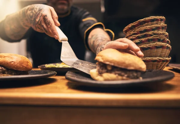 Order Closeup Unrecognisable Chefs Tattooed Hands Serving Burger Plate Kitchen — Stockfoto