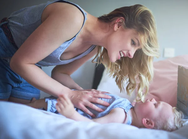 Think Its Tickle Time Young Woman Bonding Her Baby Girl — Foto de Stock