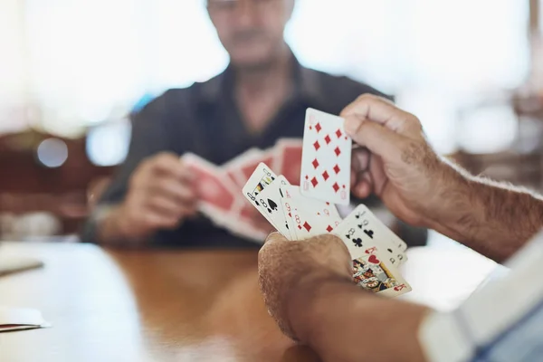 Могу Нибудь Сделать Этой Рукой Пожилые Люди Играют Покер Доме — стоковое фото