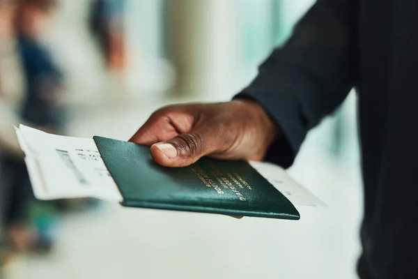 Маю Мені Потрібно Невизначена Особа Яка Тримає Свій Паспорт Приміщенні — стокове фото
