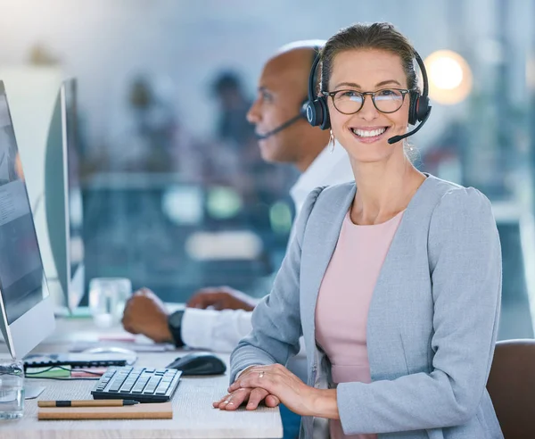 Woman Call Center Agent Working Office Employee Looking Confident Helping — Foto de Stock