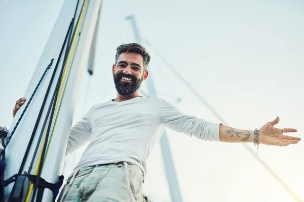 Home Anchor Drops Handsome Mature Man His Yacht — Stockfoto