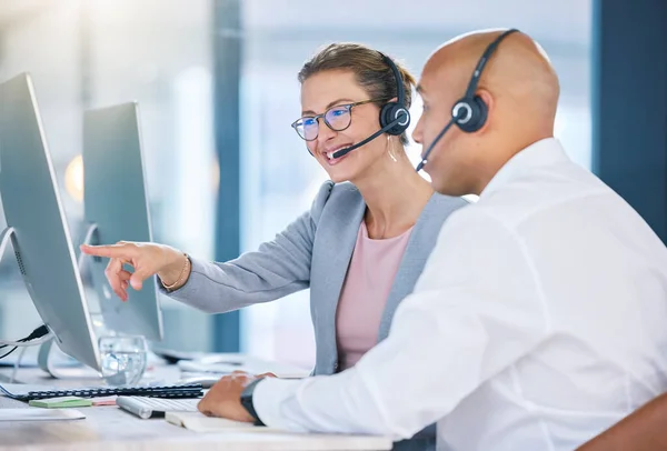 Call Centre Agent Telemarketing Sales Representative Colleague Desktop Computer Talking — Foto de Stock