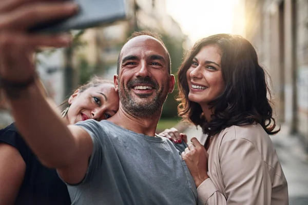 Selfie Closest Friends Three Friends Taking Selfie While Enjoying Themselves — Fotografia de Stock