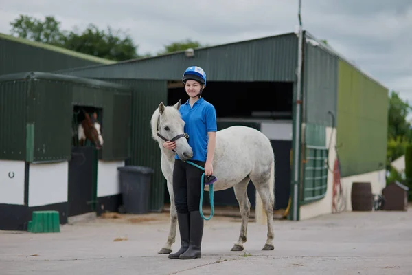 Horse Brings Best Out Young Girl Her Horse Outdoors — 图库照片