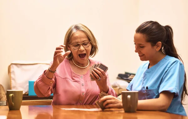 Youre Playing Someone Wiser Senior Woman Playing Cards Her Caregiver — Stock fotografie