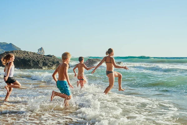 Δεν Μπορούσαν Περιμένουν Άλλο Αδέλφια Τρέχουν Στο Νερό Στην Παραλία — Φωτογραφία Αρχείου