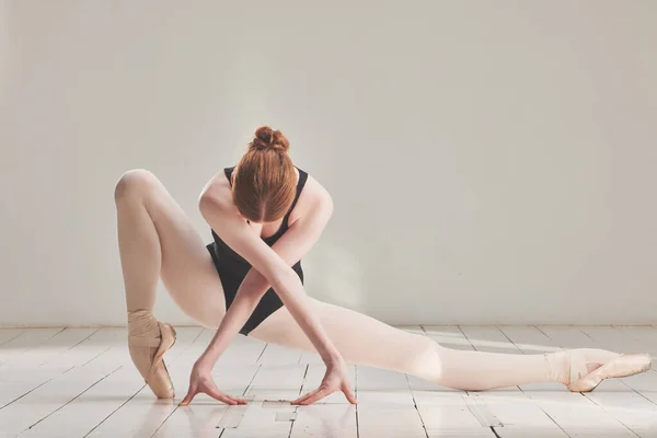 Female Ballet Dancer Professional Ballerina Dance Posture Dancing Difficult Performance — Stockfoto