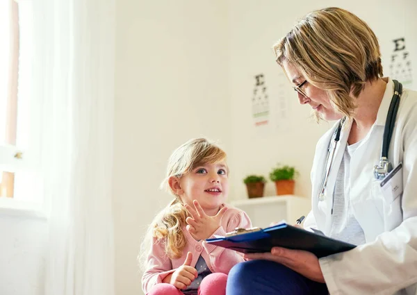 She Can Tell Her Doctor Anything Doctor Having Consultation Little — Stockfoto