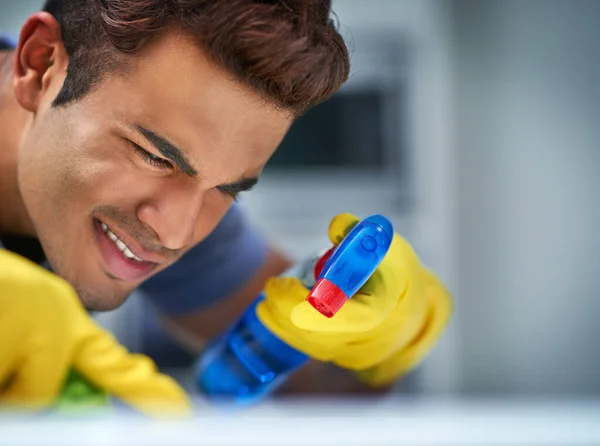 Miss Spot Young Man Doing Household Chores — Stok fotoğraf