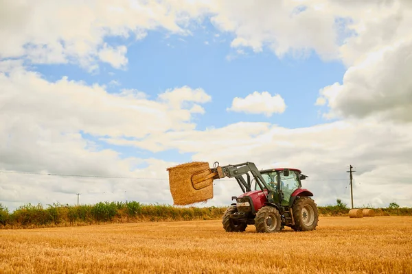 Bales Hay Farmer Stacking Hale Bales Tractor His Farm — Foto de Stock