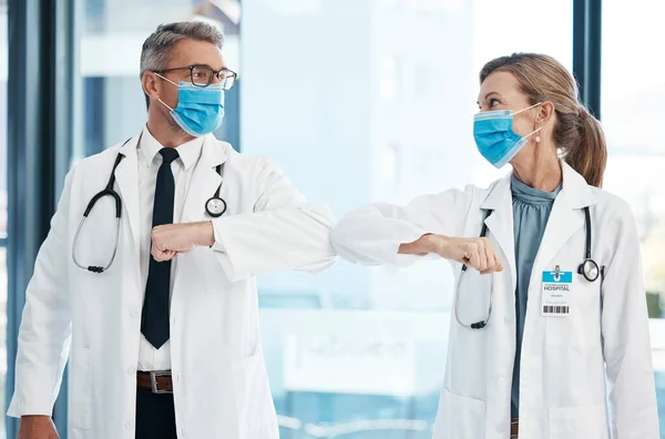 Elbow Greeting Doctors Medical Healthcare Workers Covid Virus Safety Masks — Stockfoto