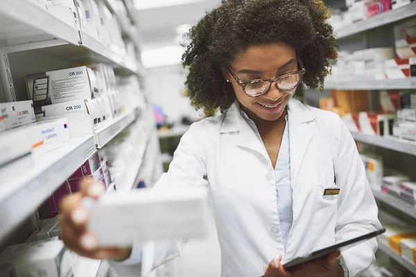 Шукав Весела Молода Жінка Фармацевтка Перевіряє Запаси Полицях Аптеки — стокове фото