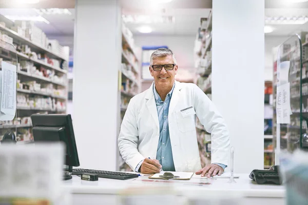 What Today Portrait Cheerful Mature Male Pharmacist Making Notes Book — Stock Photo, Image