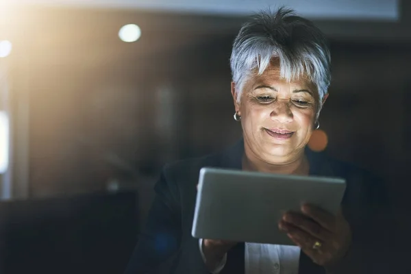 Doing Business Dark Mature Businesswoman Using Digital Tablet Late Night — Stockfoto