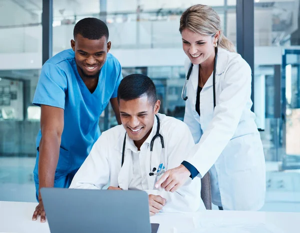Doctors Medical Professionals Healthcare Workers Laptop Talking Meeting Planning Medicine — Stockfoto
