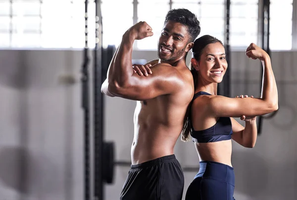 Fitness Flexing Muscles Strong Couple Goals While Doing Exercise Training — Stockfoto