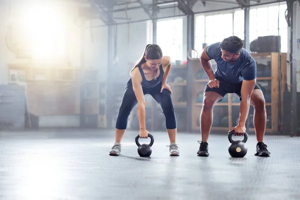 Fitness Couple Doing Kettlebell Workout Exercise Warmup Training Gym Fit — Foto de Stock