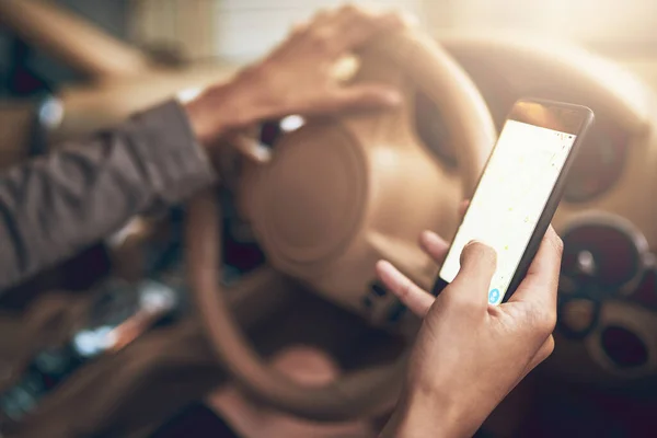 Connected Commute Unidentifiable Businesswoman Using Cellphone While Driving Car — Zdjęcie stockowe