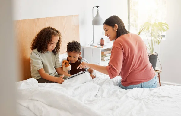 Mother Children Learning Digital Tablet Online Family Bonding Internet Bedroom — Stockfoto