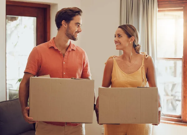 Moving Home Couple Holding Boxes While Looking Happy Choice Relationship — Stok fotoğraf