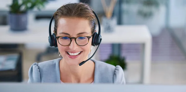 Happy Smiling Friendly Call Center Agent Telemarketing Operator Wearing Headset — Foto de Stock